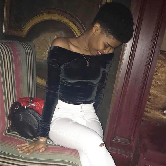 Tops - Off shoulder black crop top